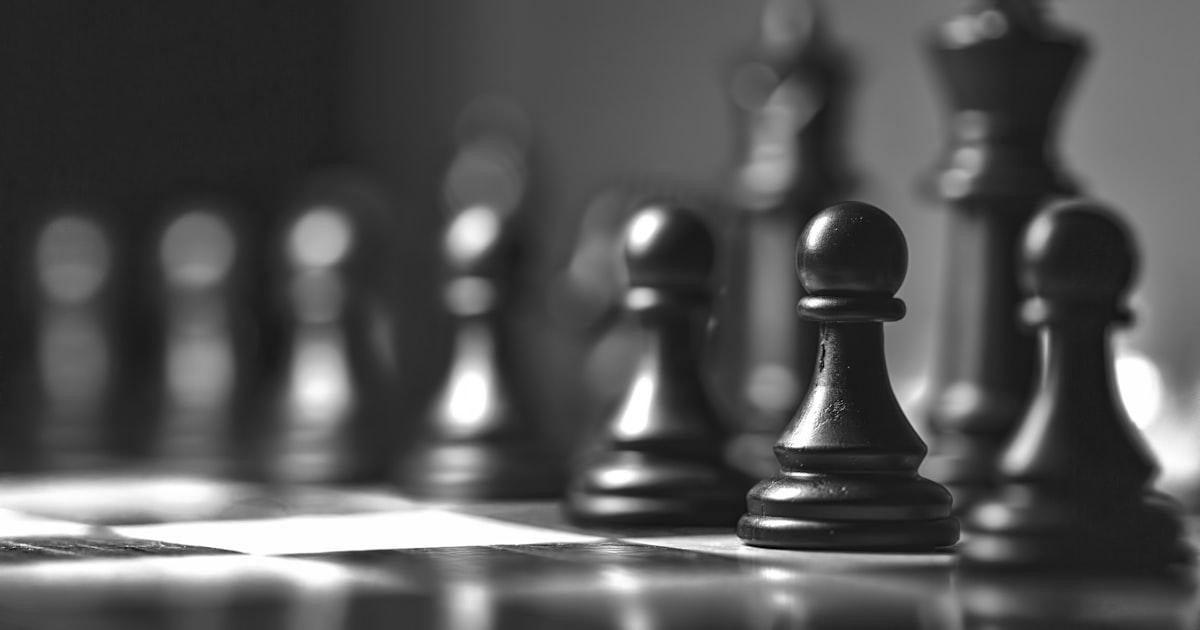 Profissional de engenharia analisando lista de contas para account-based marketing no LinkedIn