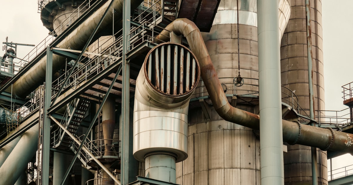 Estrutura industrial de aço ilustrando os canais de aquisição para engenharia