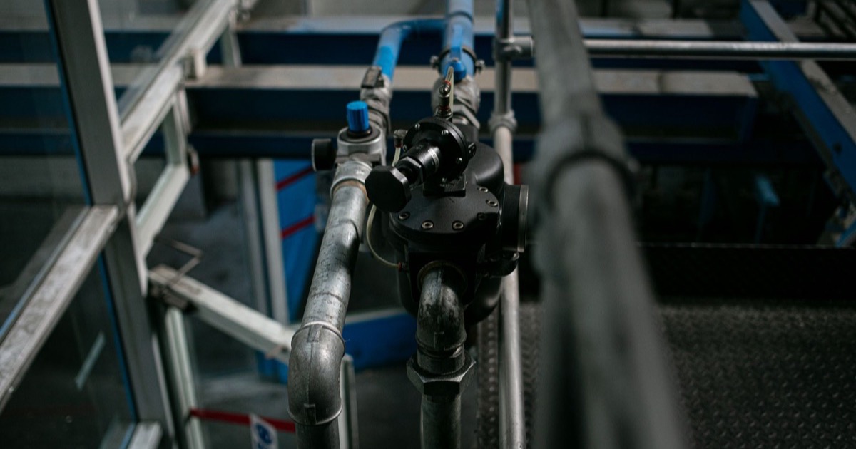 Tubulação e válvulas de sistema industrial em planta fabril