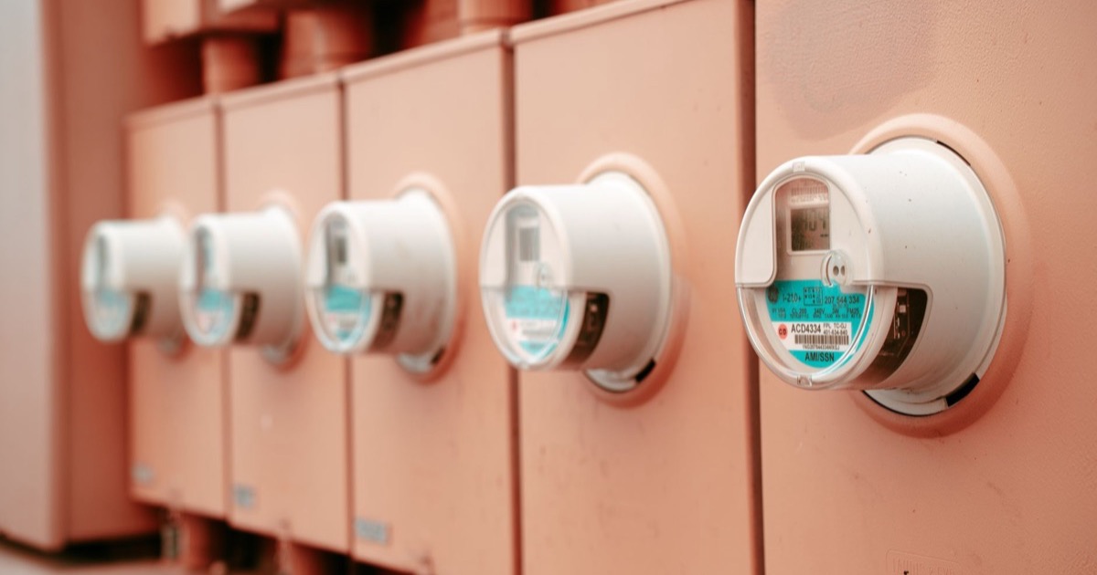 Conjunto de medidores de energia instalados em parede