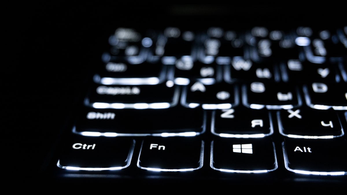 Teclado retroiluminado simbolizando a operação de conteúdo de uma agência de marketing para engenharia