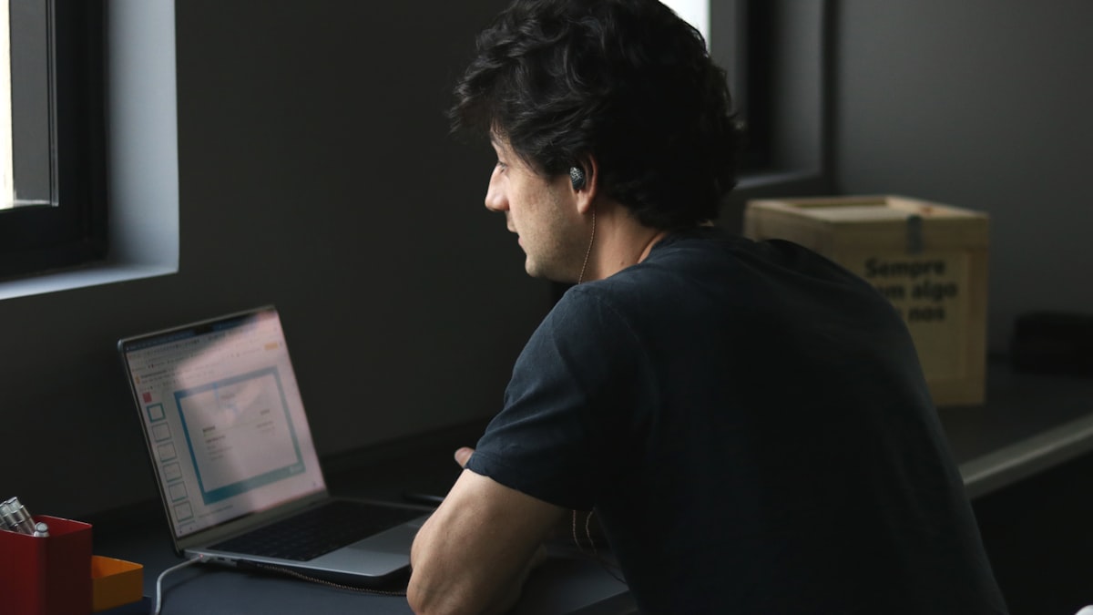 Profissional de engenharia prospectando clientes no laptop para reduzir a dependência de indicação