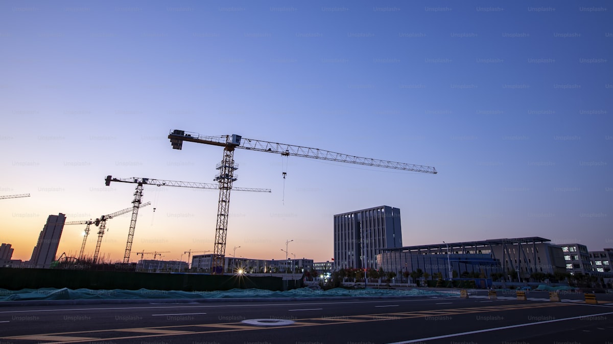 Canteiro de obras em construção ilustrando a saída da dependência de indicação na engenharia