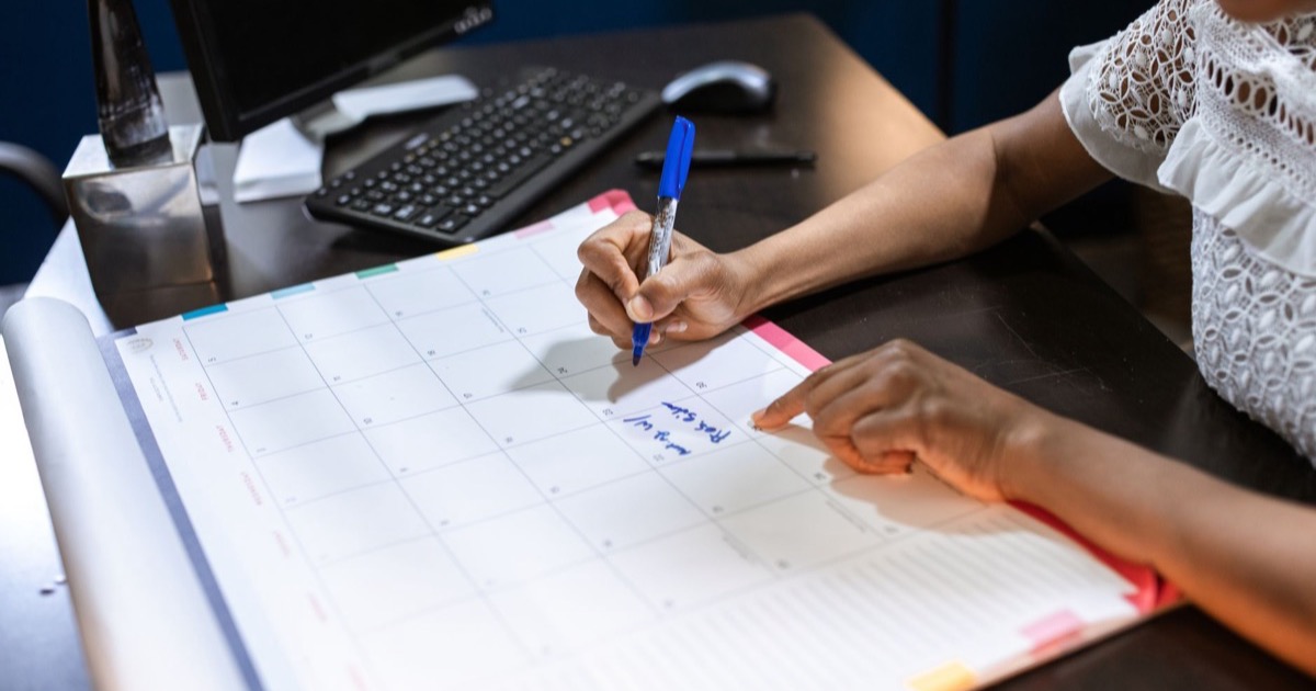 Registro de datas de acompanhamento em calendário sobre a mesa