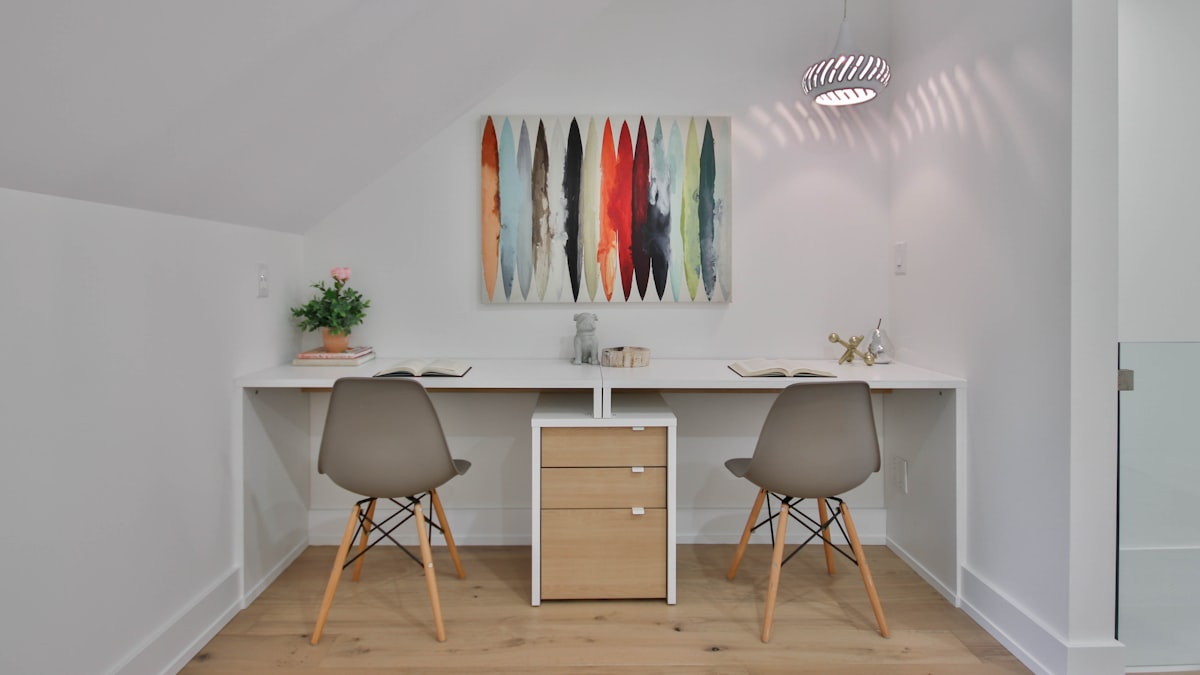 Sala com duas cadeiras e mesa ilustrando a conversa individual com o vendedor de engenharia