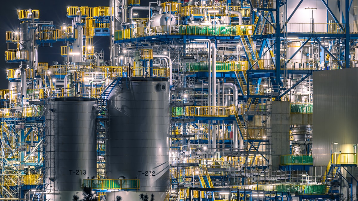 Planta industrial iluminada à noite ilustrando a geração de demanda B2B em engenharia