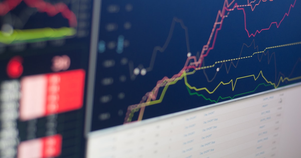 Painel de métricas comerciais para engenharia mostrando CPL, CAC e funil de vendas em escritório escuro
