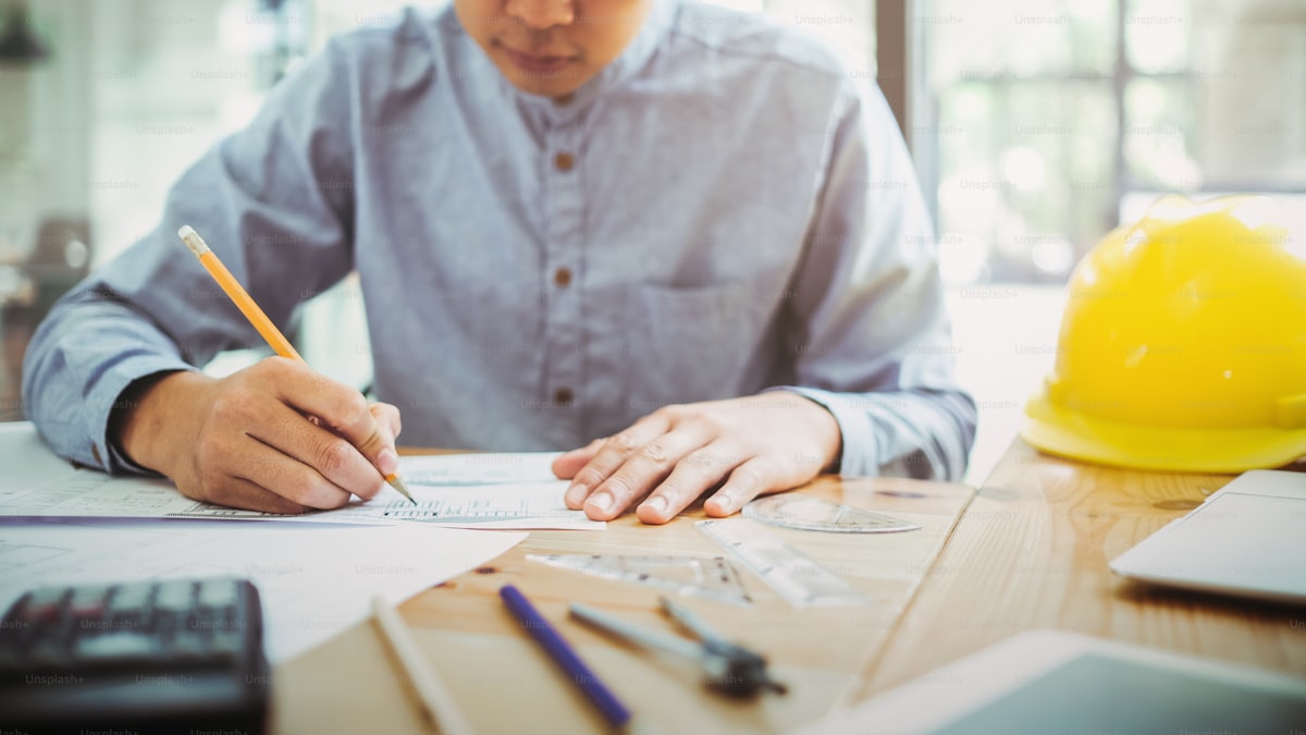 Ferramentas de engenharia sobre a mesa ilustrando a negociação de contrato sem desconto