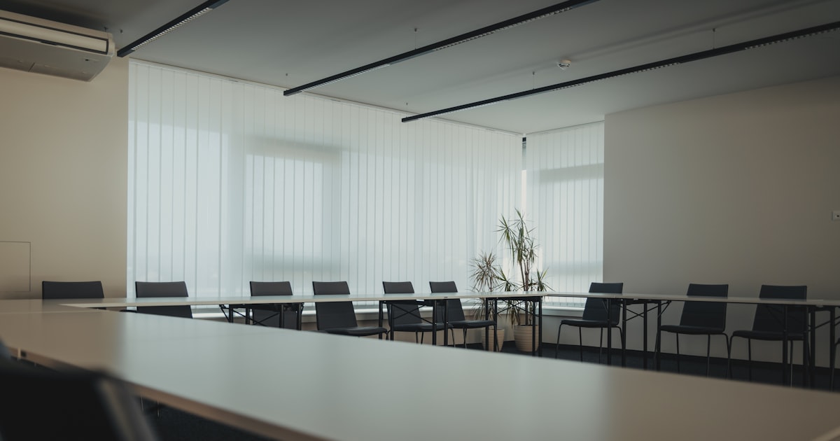Sala de reunião comercial vazia após no-show de cliente de engenharia