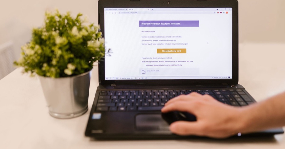 Notebook com mensagem de pedido de cotação aberta sobre a mesa
