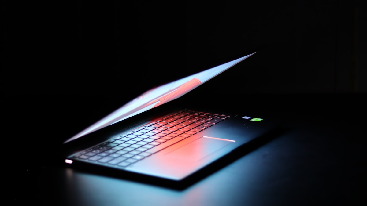 Laptop ligado em sala escura ilustrando a prospecção com o Sales Navigator em engenharia