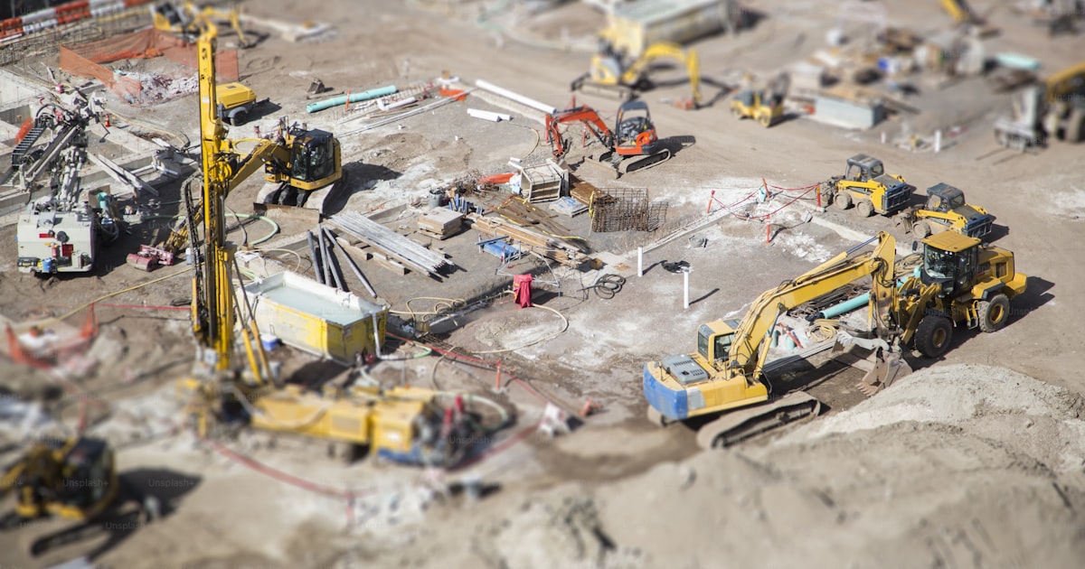 Vista aérea de canteiro de obras ilustrando a sazonalidade das vendas na engenharia