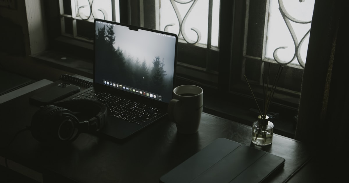 SDR de empresa de engenharia fazendo prospecção ativa pelo LinkedIn em notebook, escritório escuro