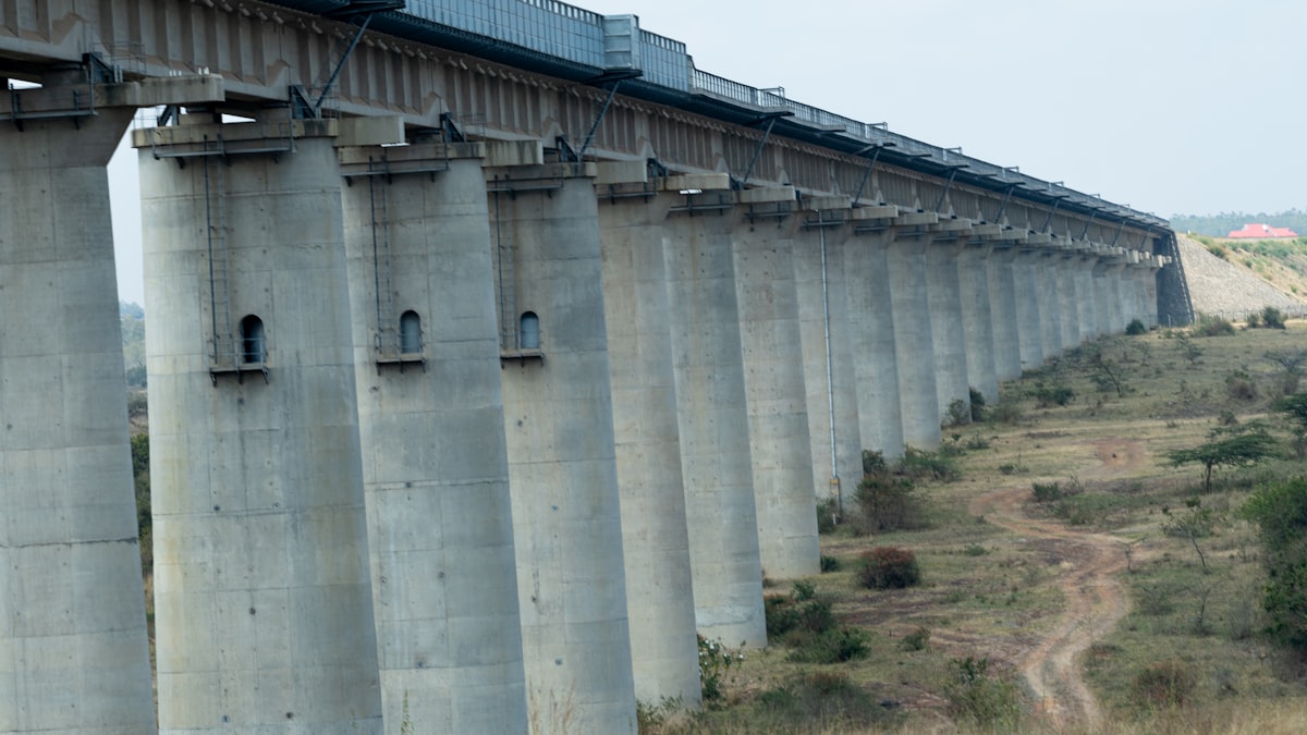 Ponte de concreto sustentada por pilares ilustrando a estrutura de um time comercial de engenharia