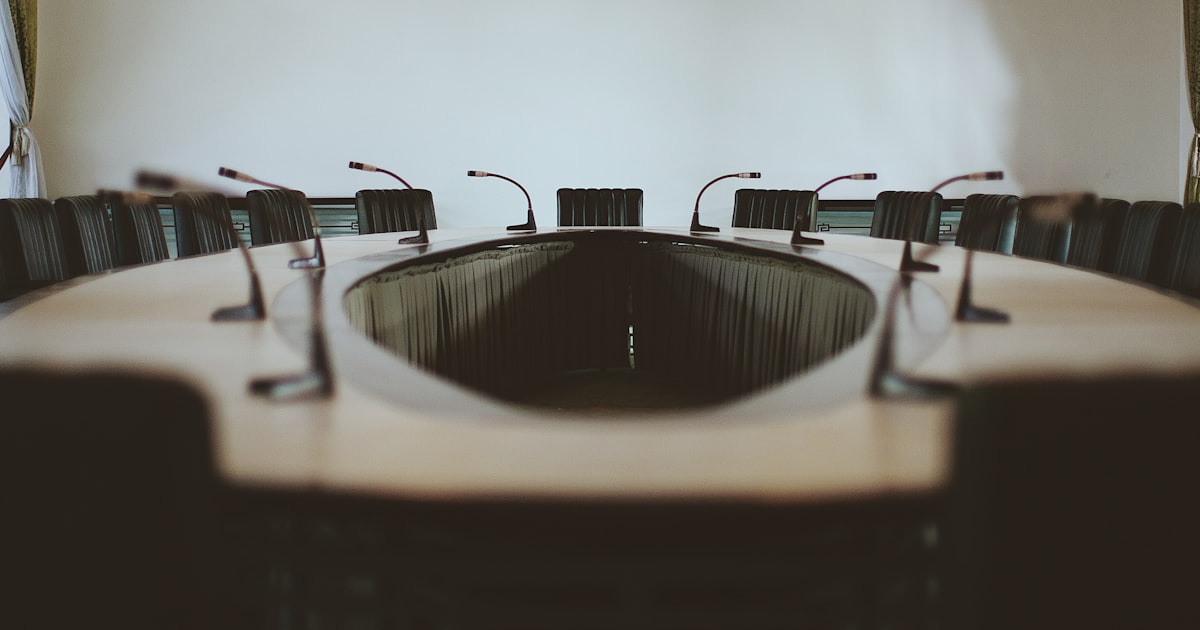 Reunião de vendas complexas B2B na engenharia com decisores discutindo proposta técnica