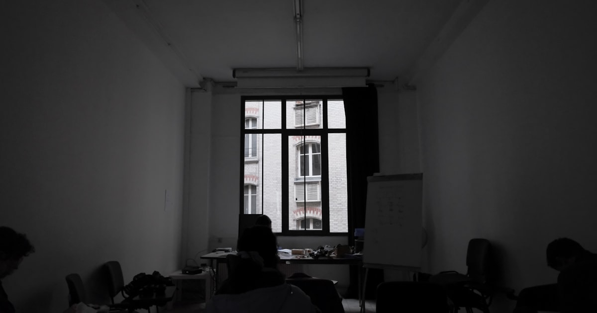 Sala de reunião corporativa escura representando vendas complexas B2B na engenharia